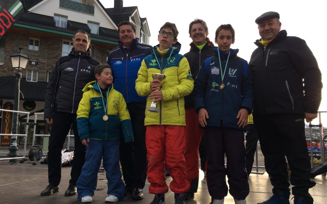 El alumno Cristóbal Coca Campaña, del Aula Específica de Autismo se ha proclamado campeón de esquí de Andalucía en su categoría.
