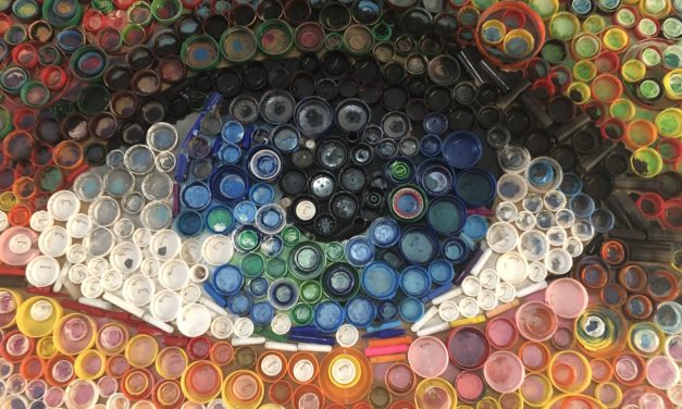 Los alumnos de Educación Plástica de 4º ESO y su profesora Nuria González han realizado unos murales con tapones de plástico reutilizados