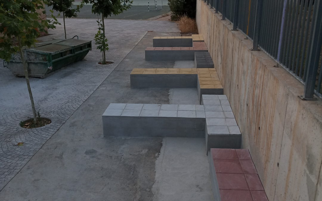 Bancos nuevos junto a las gradas