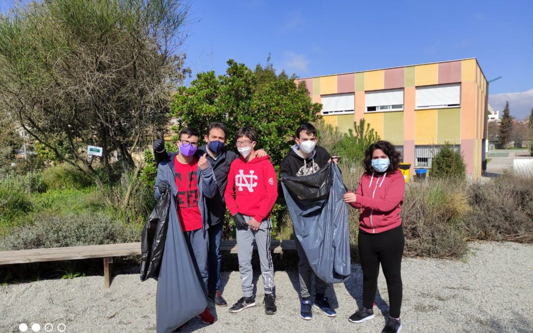 Batida de limpieza de los patios por los alumnos del Aula Específica
