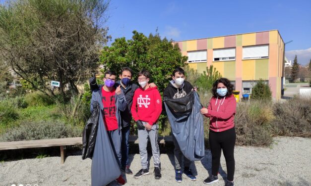 Batida de limpieza de los patios por los alumnos del Aula Específica