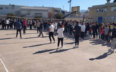 Se está jugando la liga interna de voleibol en los recreos. Pásate y anima a tu equipo