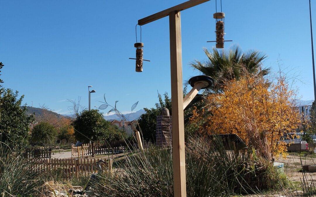 Comedero de aves junto a la charca
