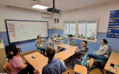 Carmen Rojas visita el aula TEA
