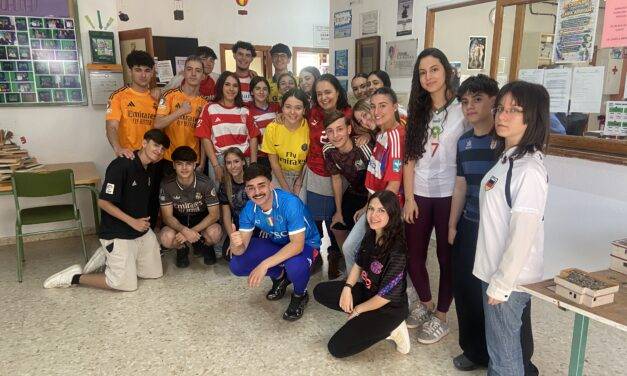 Empatía y equipo: La sorpresa de 2º de Bachillerato C a su tutora